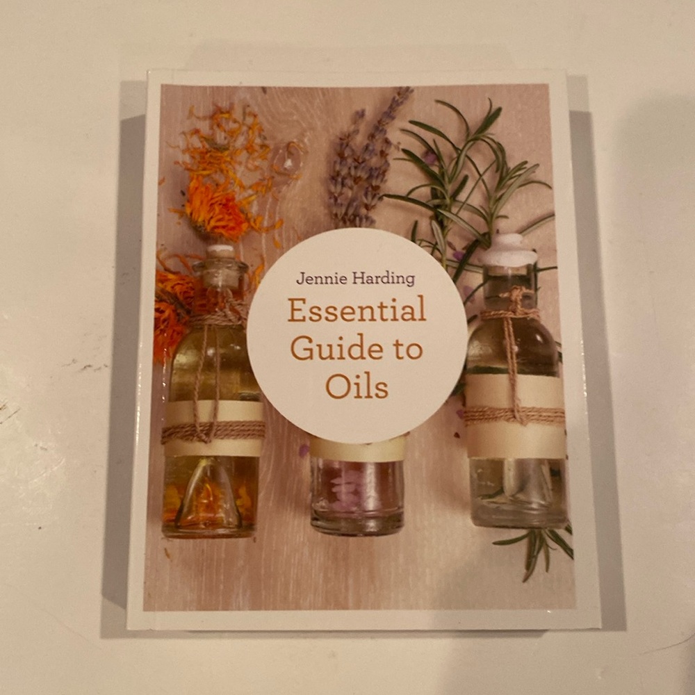 NWT “Essential Guide to Oils”